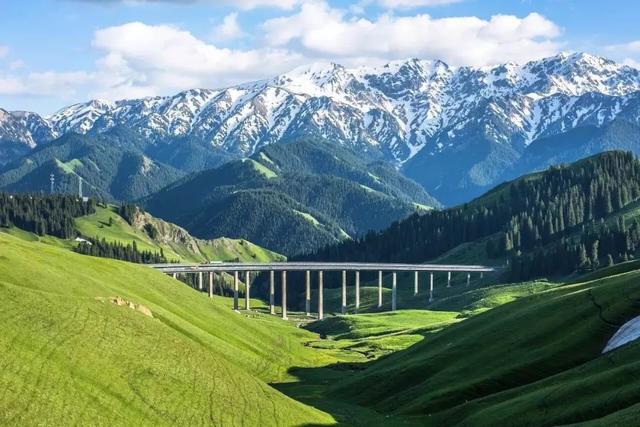 草原黄昏下的遥远故事